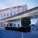 Художественная галерея Альбертина в Вене, удачное фото центральной части здания с памятником