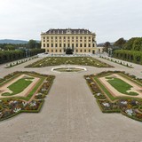 Дворец Шенбрунн в Вене, общий вид с высоты птичьего полета на здание и сад музея