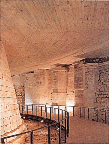 Остатки древней стены луврского замка теперь тоже один из музейных экспонатов