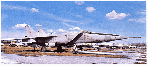 Истребитель - перехватчик МиГ-25, был на вооружении ВВС с 1965 г.