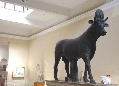 Статуя быка Аписа