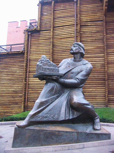 Памятник князю Ярославу Мудрому, держащему Святую Софию в руках в музее Золотые ворота