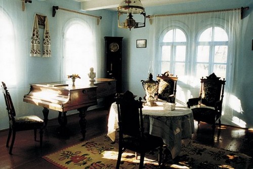Стол и рояль в музее Леси Украинки