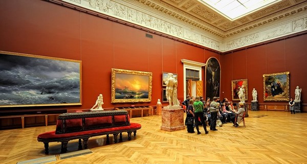Один из залов картинной галереи Айвазовского