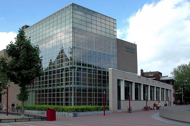 Здание музея Ван Гога