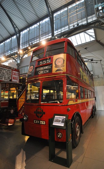 Двухэтажный троллейбус в музее транспорта в Лондоне