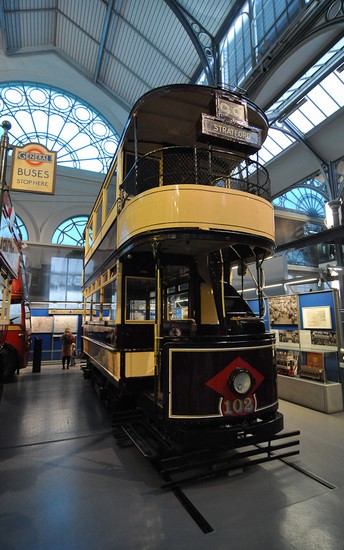 Двухэтажный трамвай в музее транспорта в Лондоне