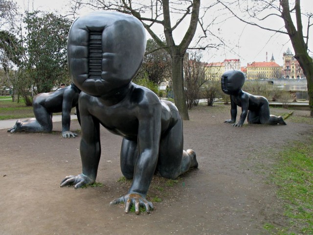 Скульптуру на улице возле музея Кампа