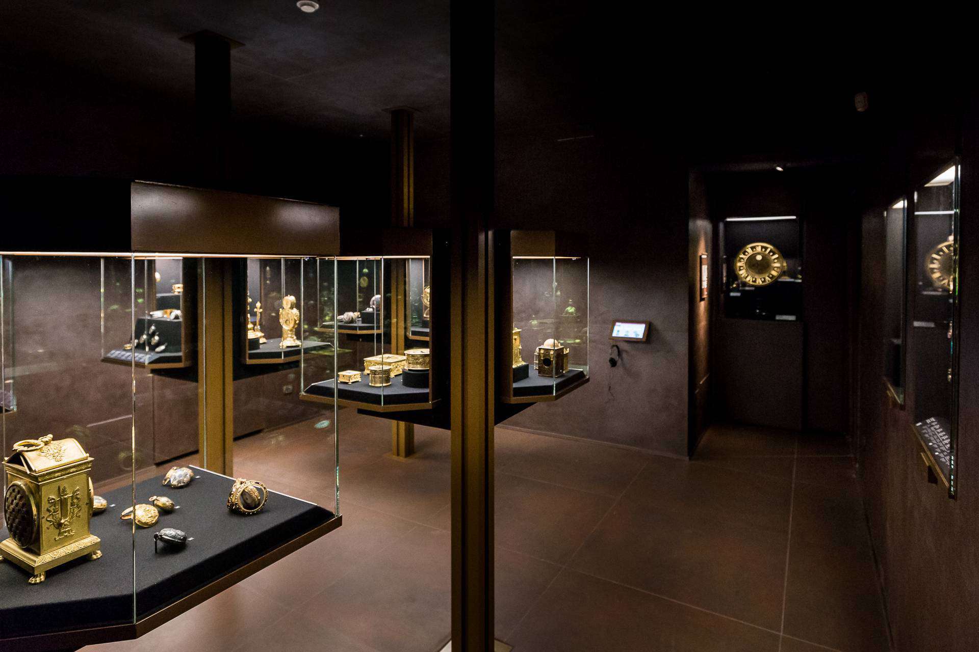 Зал, где представлены различные часы, музей Польди-Пеццоли