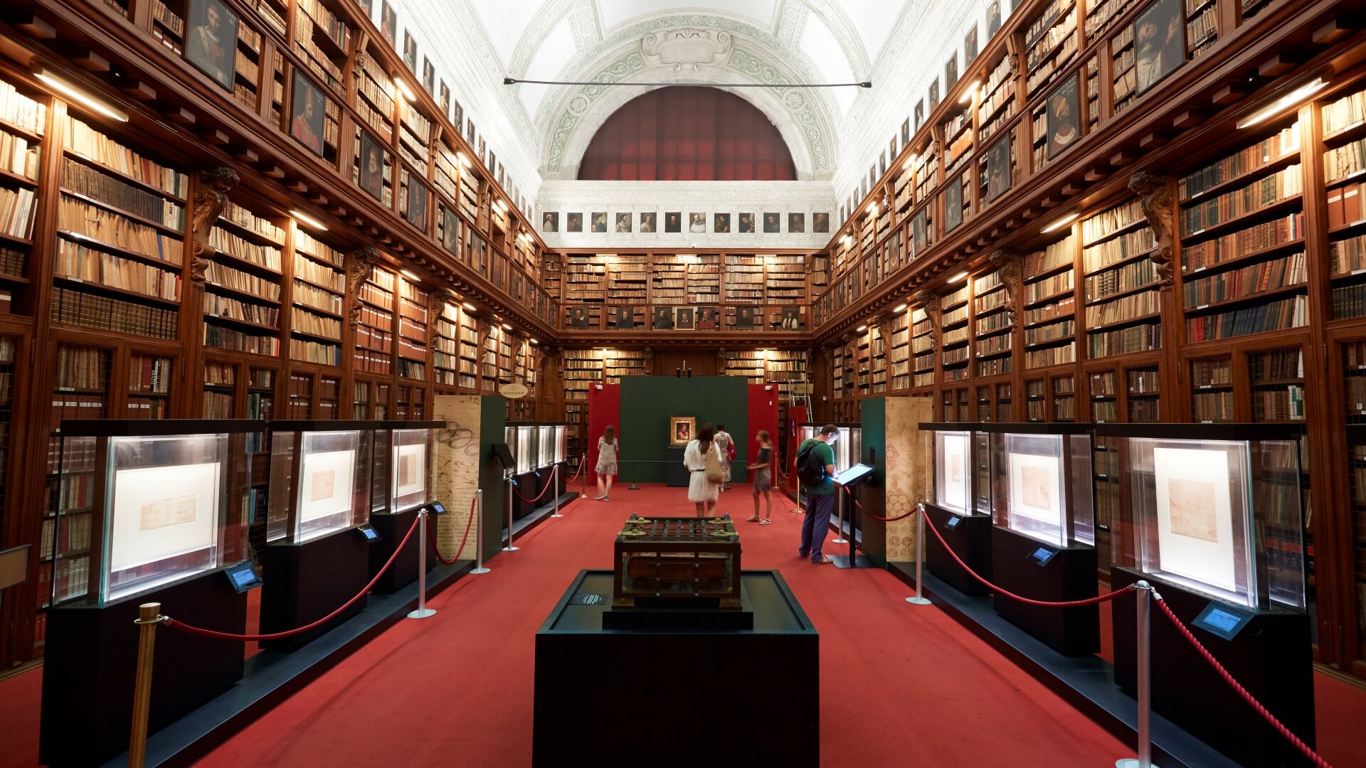 Амброзианская библиотека, книги на полках и люди