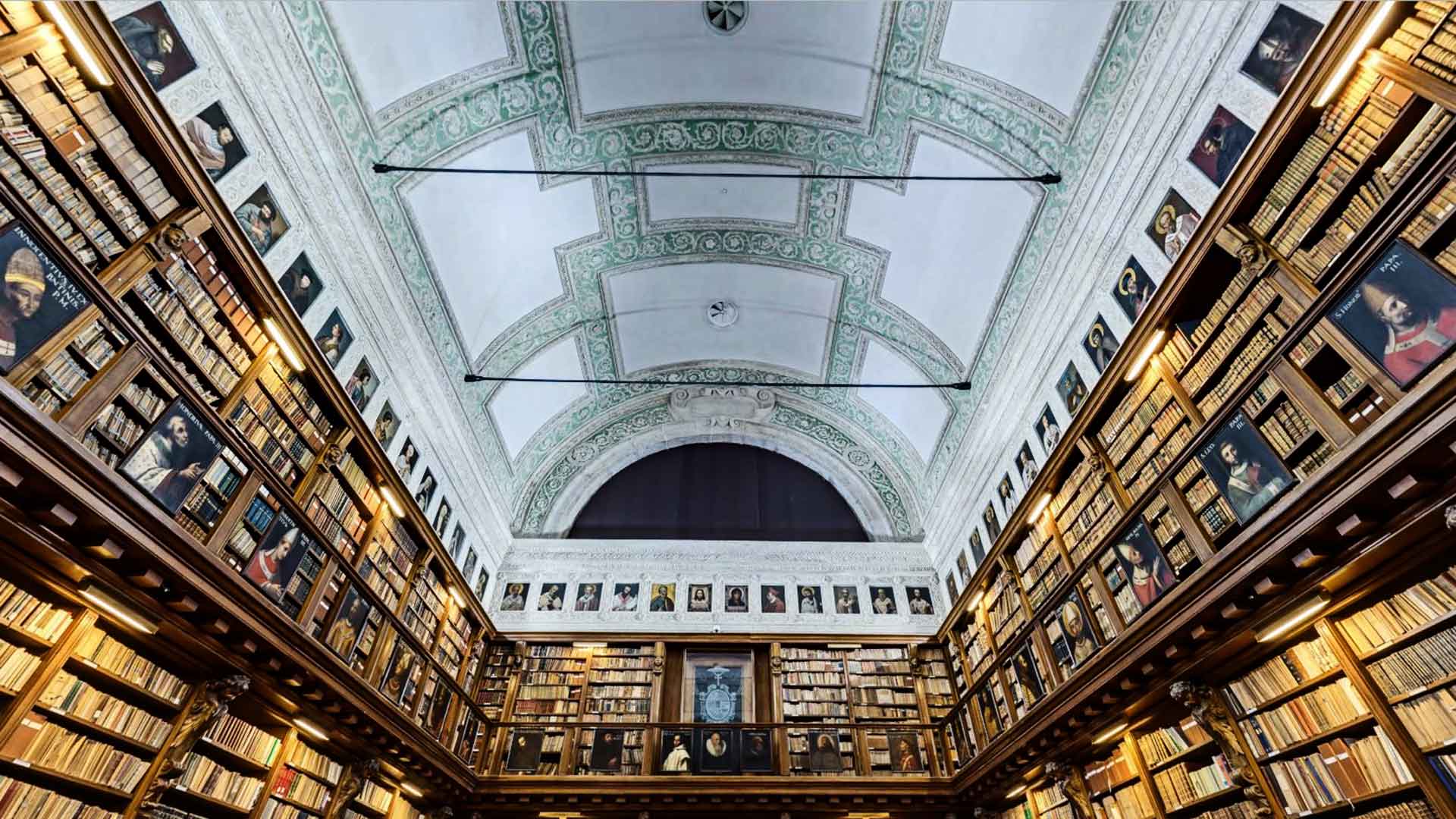 Амброзианская библиотека, фото снизу - книги на полках и потолок