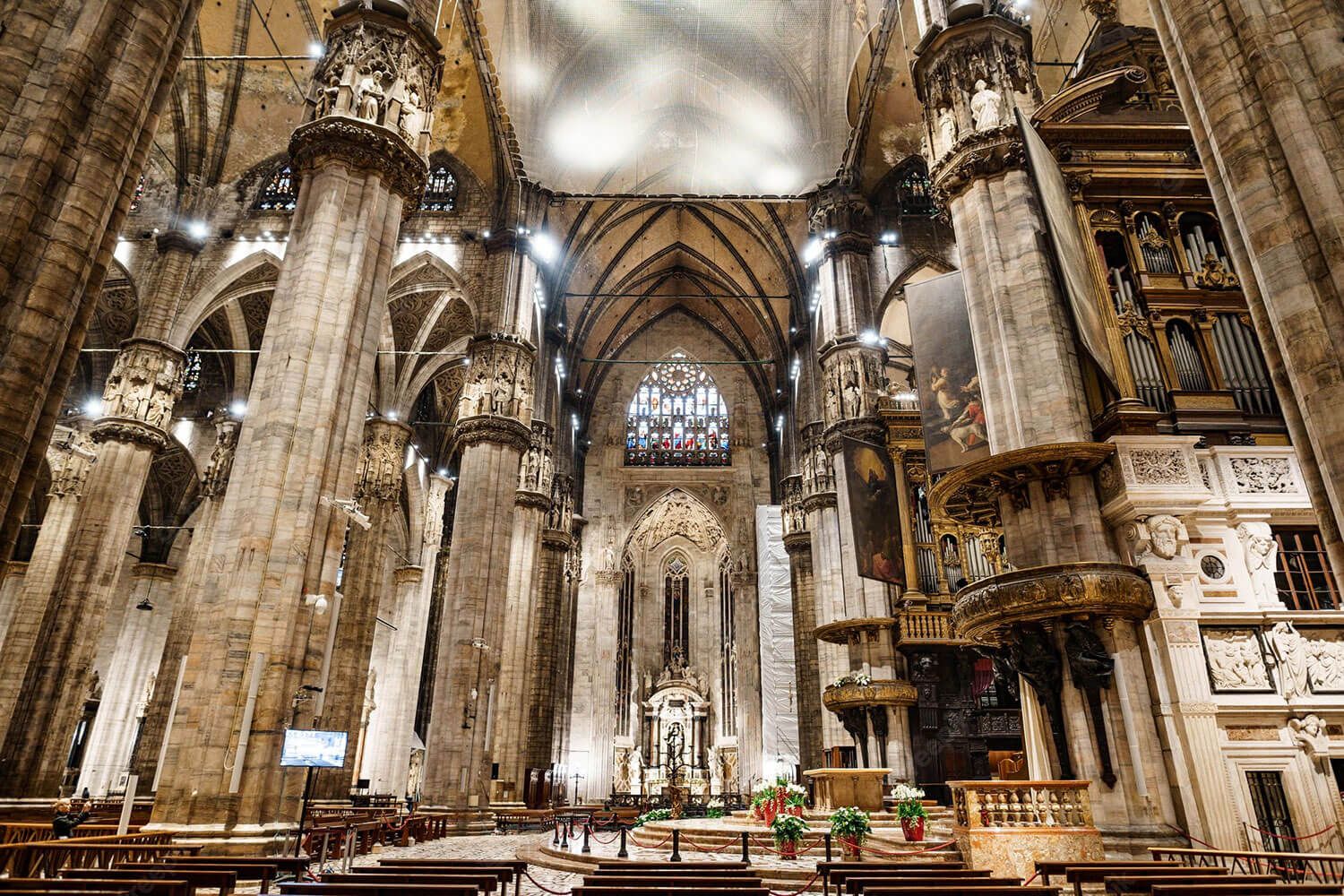 Алтарь и орган в соборе Дуомо в Милане