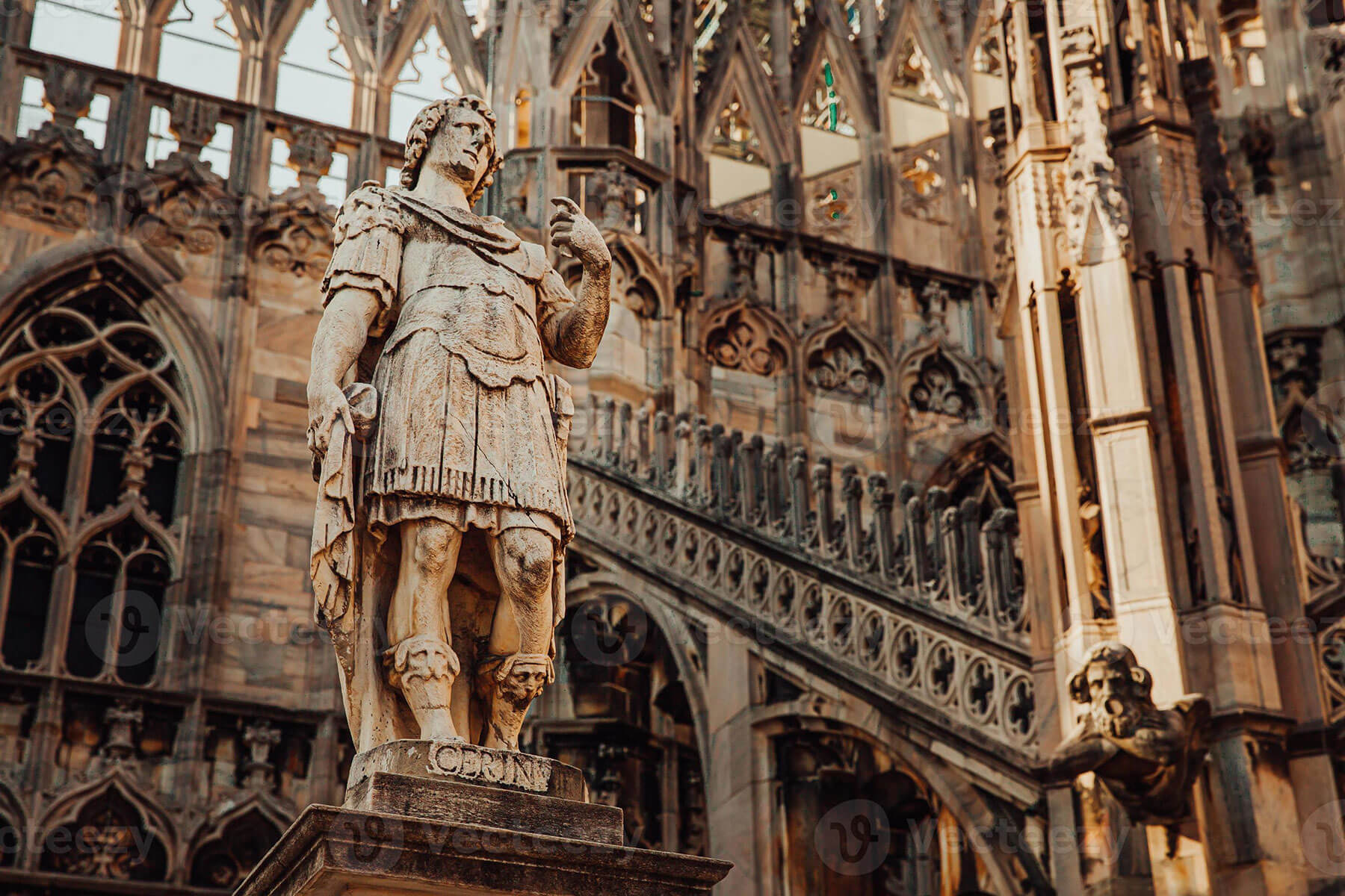 Крыша Миланского собора Duomo di Milano с готическими шпилями и статуями из белого мрамора