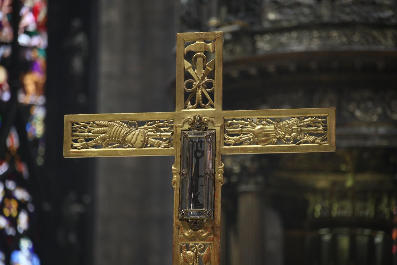 Кафедральный собор (Дуомо) в Милане, крест, фото внутри 2