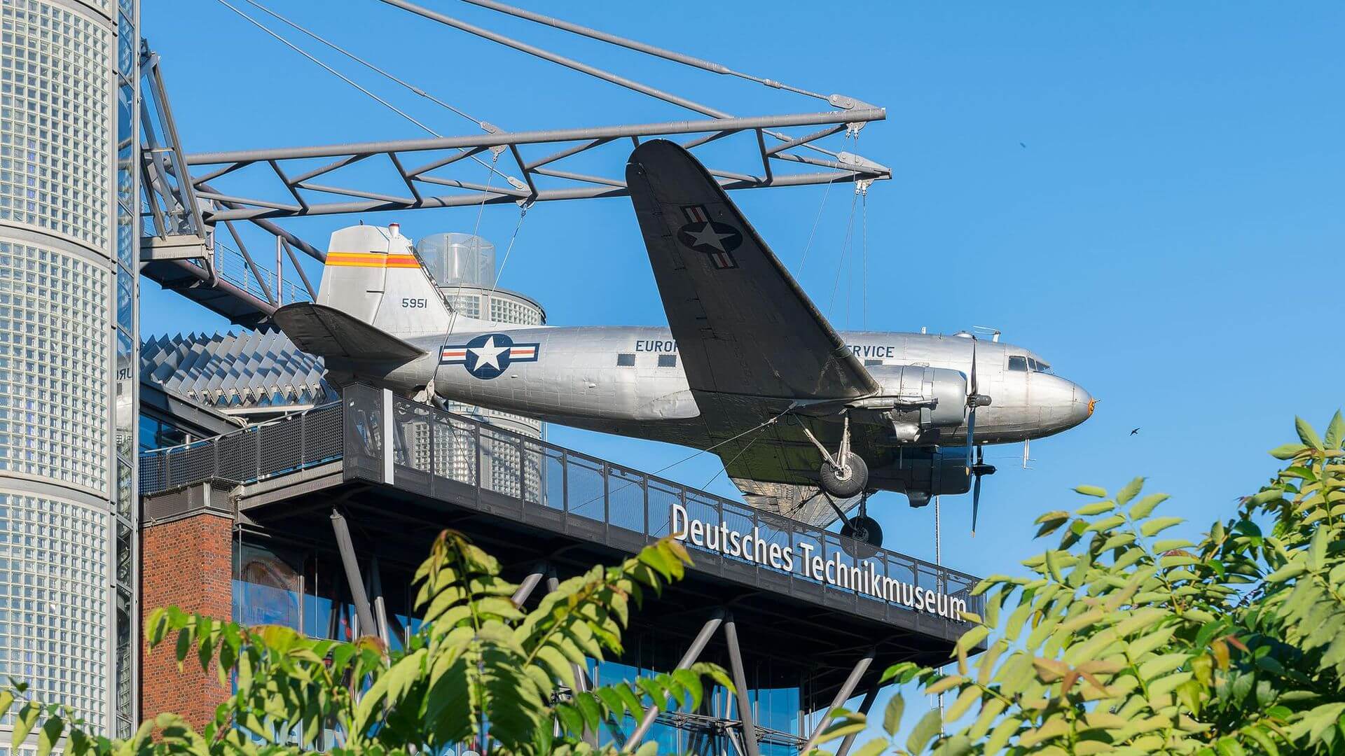 Douglas C-47 Skytrain на крыше берлинского технического музея