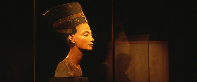 Бюст Нефертити в Египетском музее в Берлине