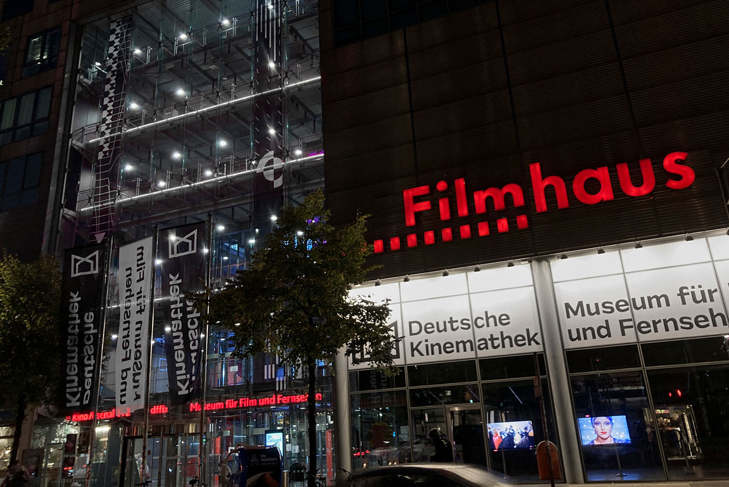 Музей кино в Берлине, фото ночью