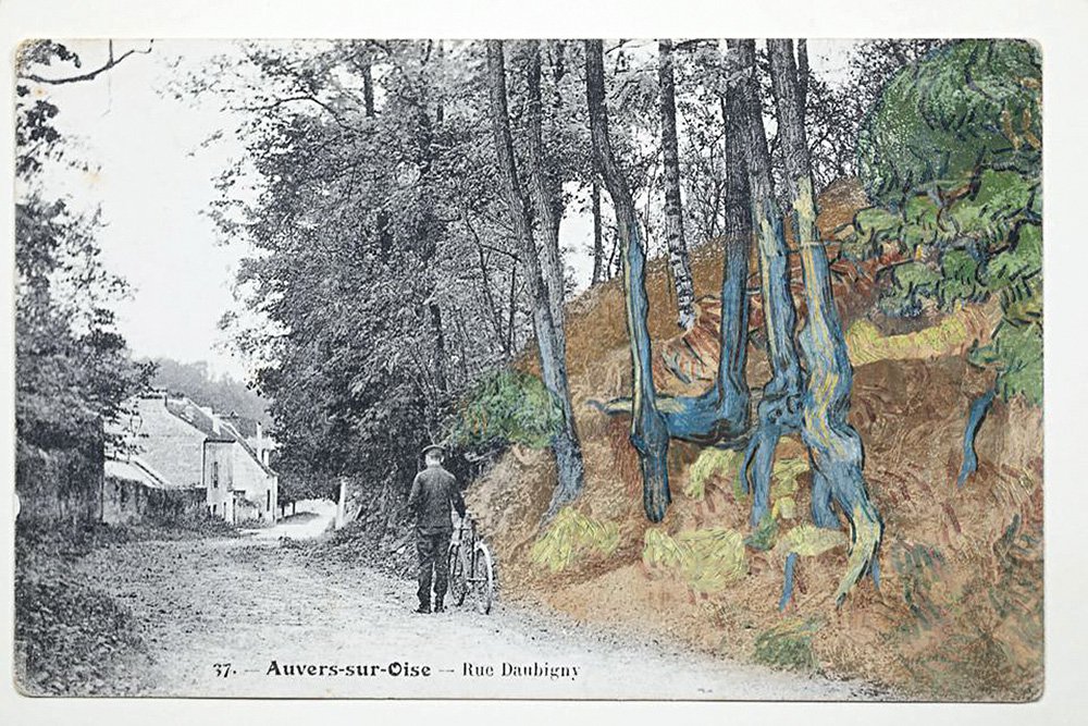 Трансформированное изображение картины «Корни деревьев», наложенное на открытку.