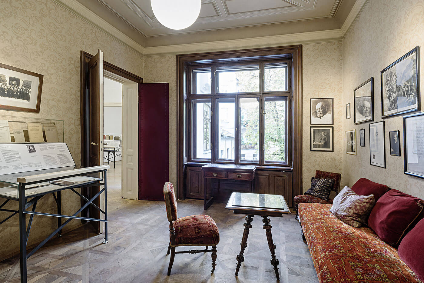 Музей Зигмунда Фрейда в Вене, комната с предметами и картинами