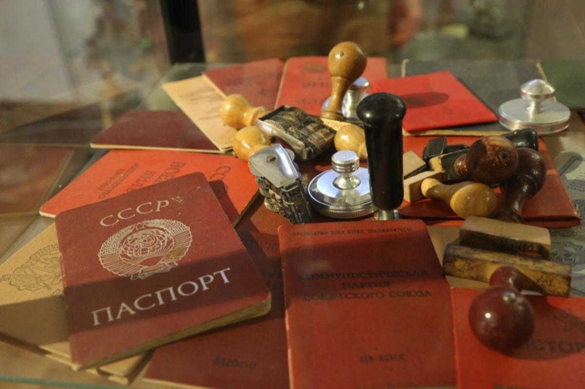 Музей КГБ в праге, фото экспонатов, паспорта и печати