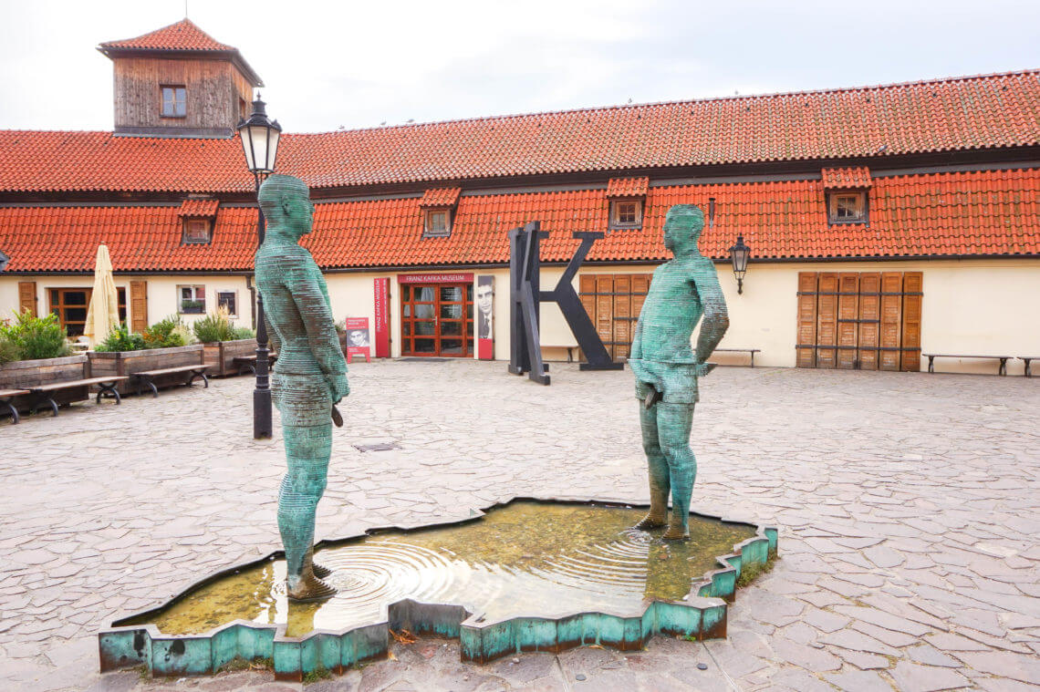Музей Кафки в Праге, фото фонтан перед входом